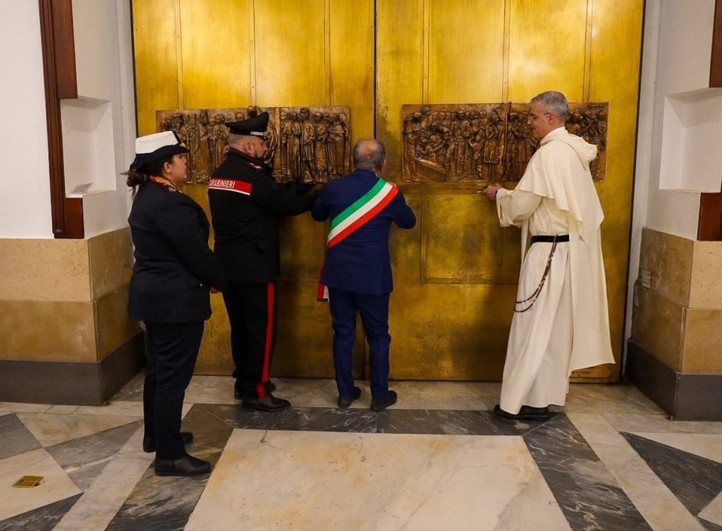 Sant’Anastasia, aperte nella notte le porte del Santuario: al via il Lunedì in Albis