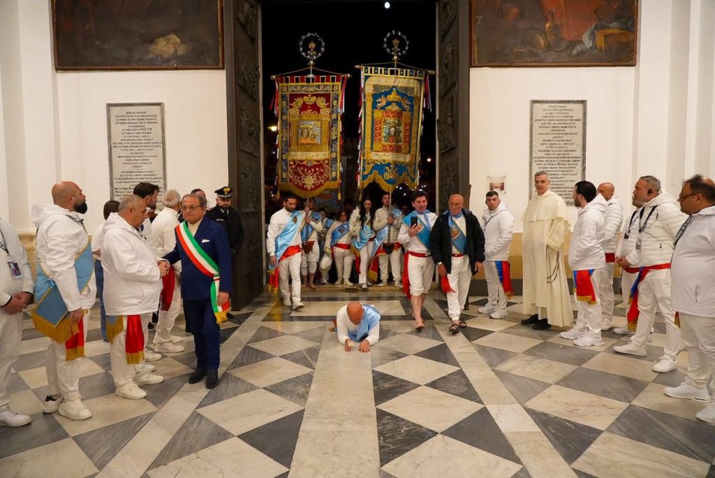 Sant’Anastasia, aperte nella notte le porte del Santuario: al via il Lunedì in Albis