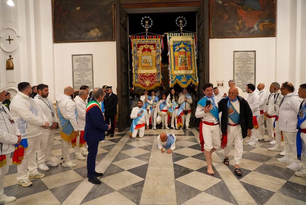 Sant’Anastasia, aperte nella notte le porte del Santuario: al via il Lunedì in Albis