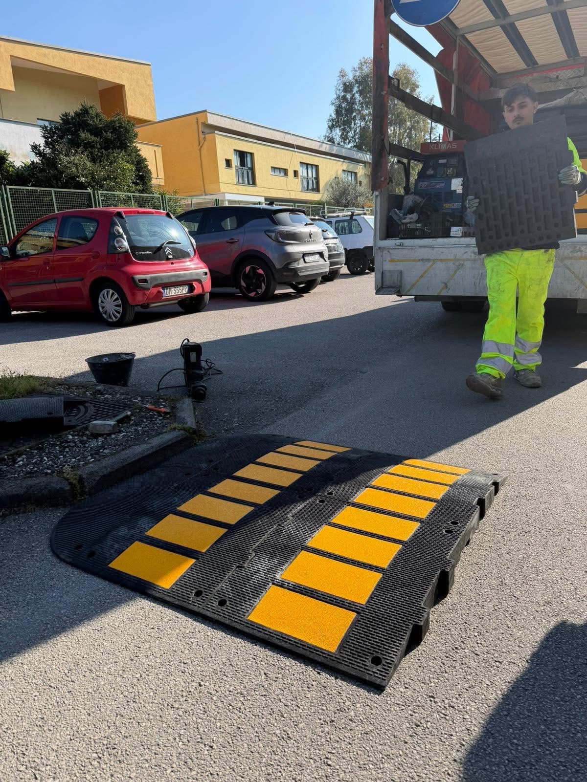 Cimitile, più sicurezza davanti alle scuole: installati dossi rallentatori al plesso IACP Cimitile, più sicurezza davanti alle scuole: installati dossi rallentatori al plesso IACP