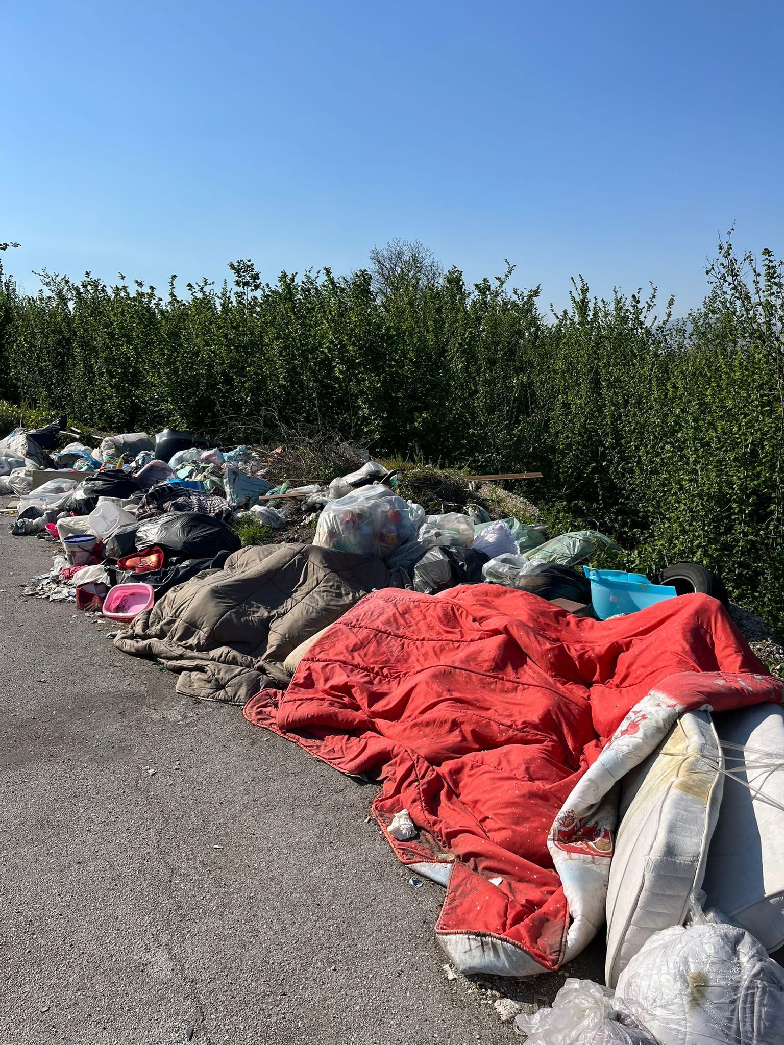 Nola, via del Riposo trasformata in discarica: la denuncia di Borrelli