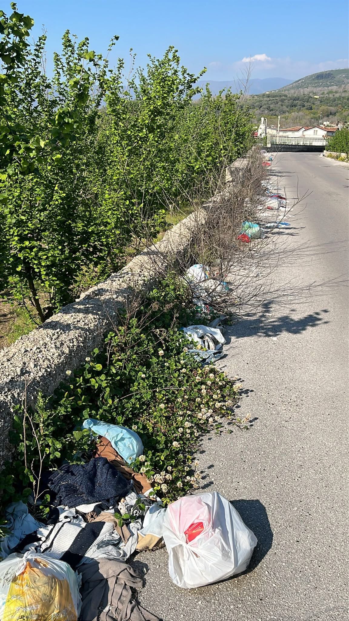 Nola, via del Riposo trasformata in discarica: la denuncia di Borrelli