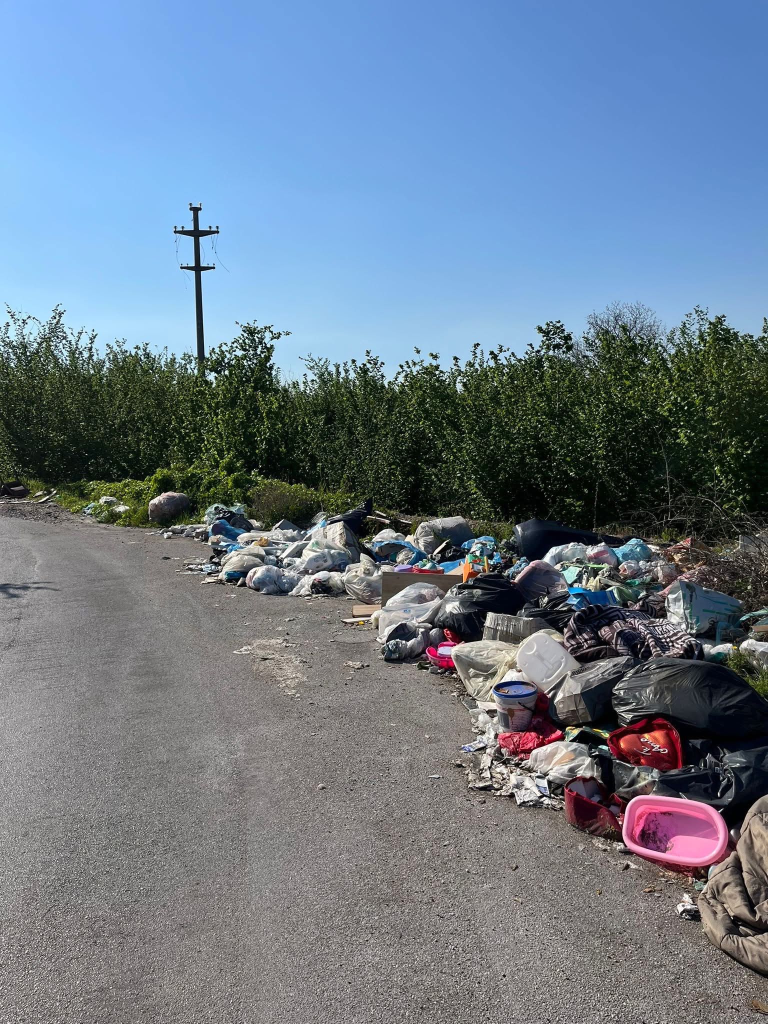Nola, via del Riposo trasformata in discarica: la denuncia di Borrelli