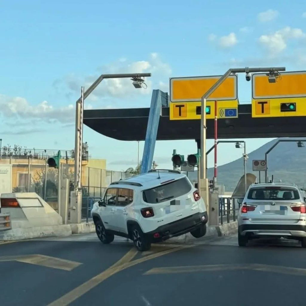 Auto sullo spartitraffico al casello di Castellammare, traffico in tilt sulla Sorrentina