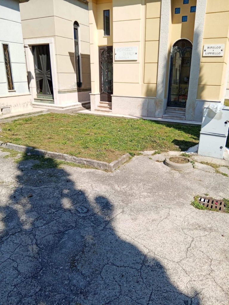 Cimitile, manutenzione del verde pubblico: interventi in corso al cimitero comunale