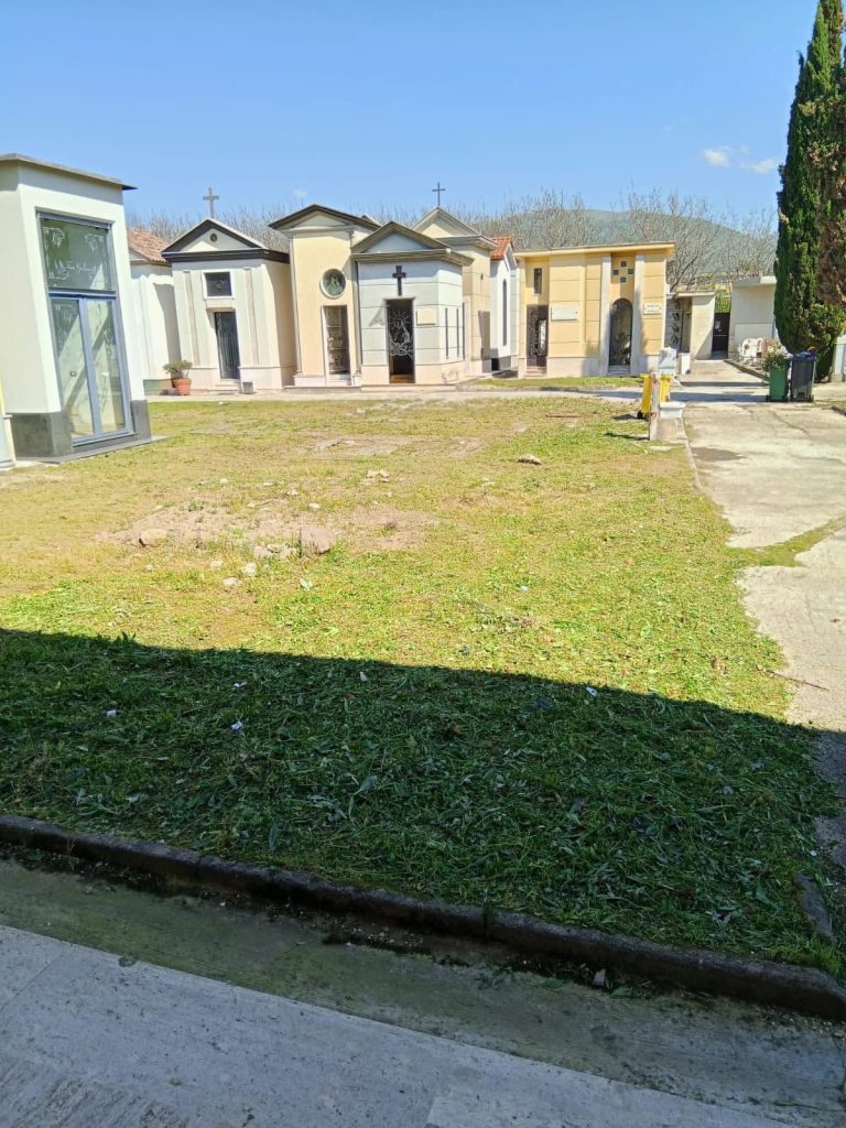 Cimitile, manutenzione del verde pubblico: interventi in corso al cimitero comunale