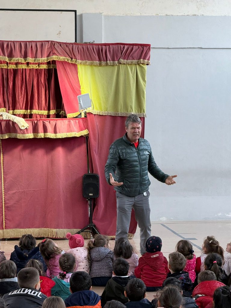 Avella, spettacolo di burattini per i più piccoli: successo alla scuola primaria