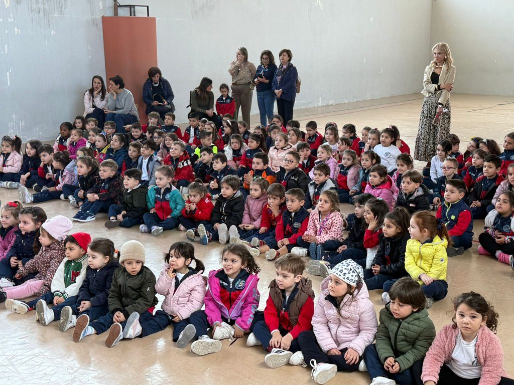 Avella, spettacolo di burattini per i più piccoli: successo alla scuola primaria