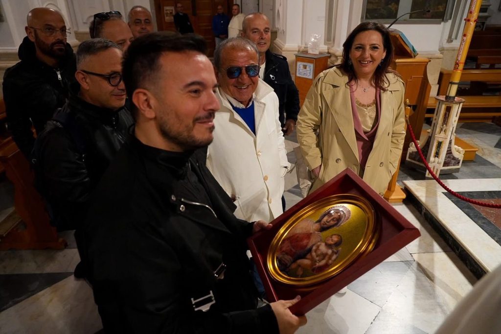 Sant’Anastasia, Piazza Arco gremita per Andrea Sannino: musica e devozione in una serata speciale