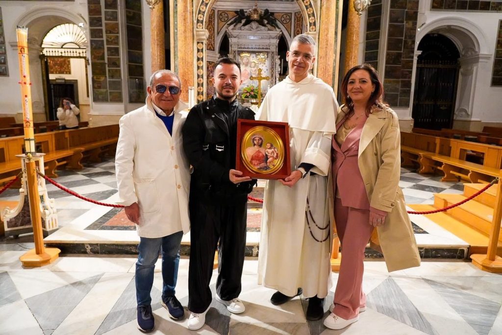 Sant’Anastasia, Piazza Arco gremita per Andrea Sannino: musica e devozione in una serata speciale