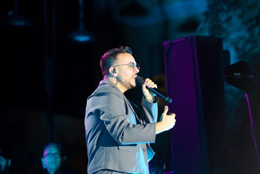 Sant’Anastasia, Piazza Arco gremita per Andrea Sannino: musica e devozione in una serata speciale