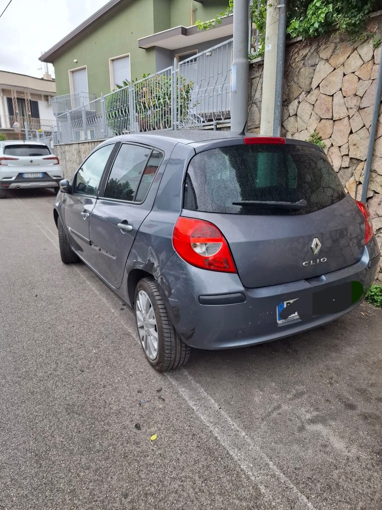 AVELLA. Tampona auto in sosta e fugge, si verificano le telecamere AVELLA. Tampona auto in sosta e fugge, si verificano le telecamere