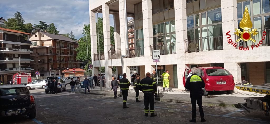 Auto fuori strada in Piazza Kennedy, intervento dei Vigili del Fuoco