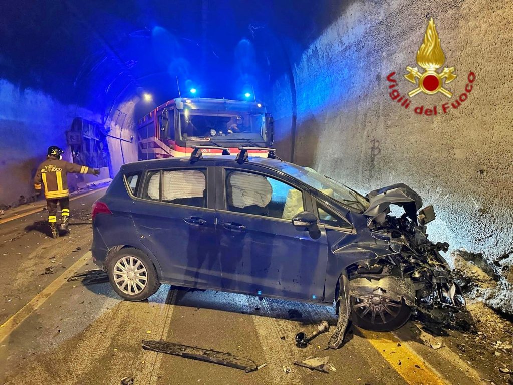 Incidente nella Galleria Monte Pergola: tre feriti e traffico bloccato nella notte