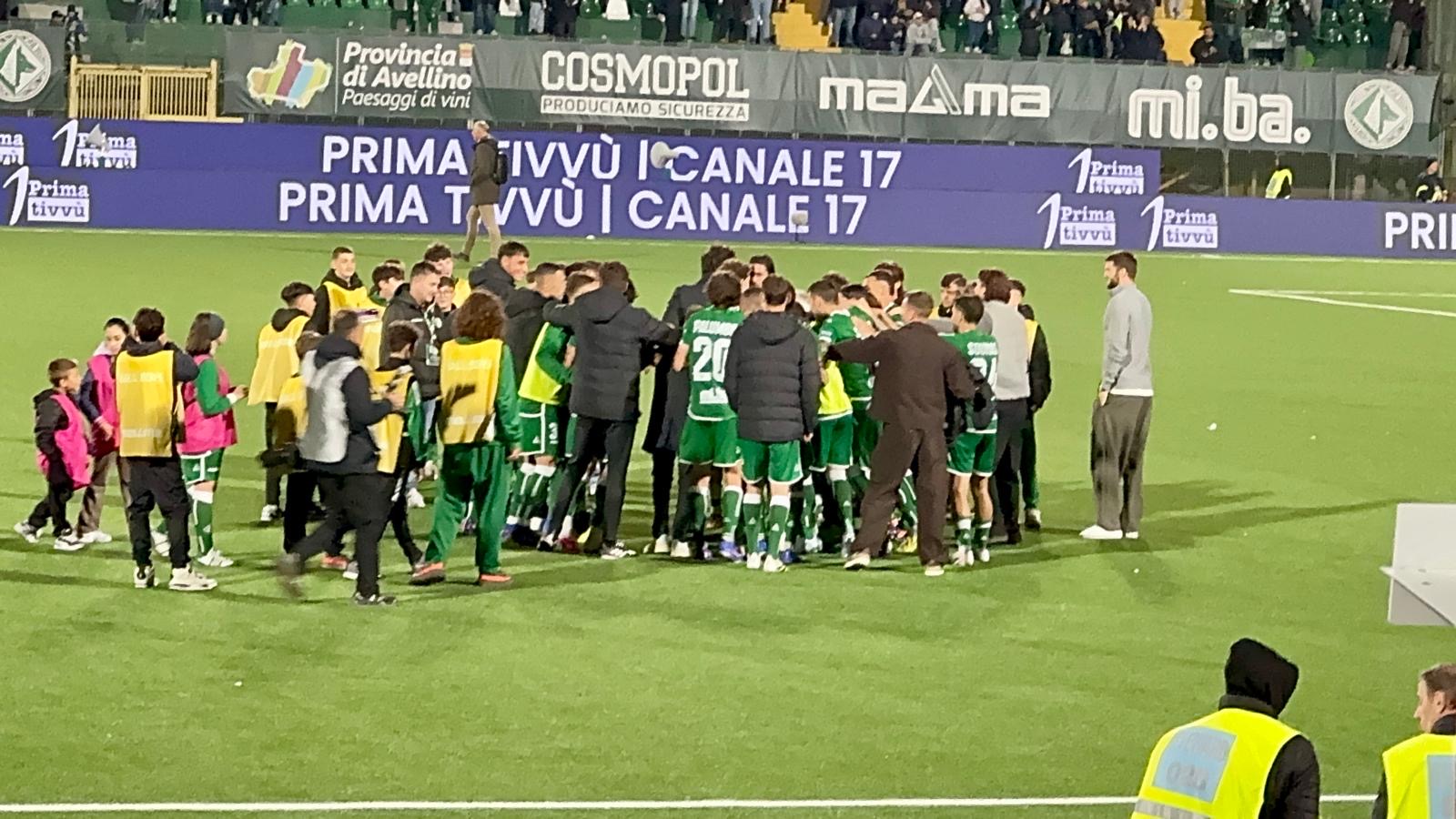 Avellino, missione compiuta: il Partenio esplode, i lupi volano ai playoff Avellino, missione compiuta: il Partenio esplode, i lupi volano ai playoff