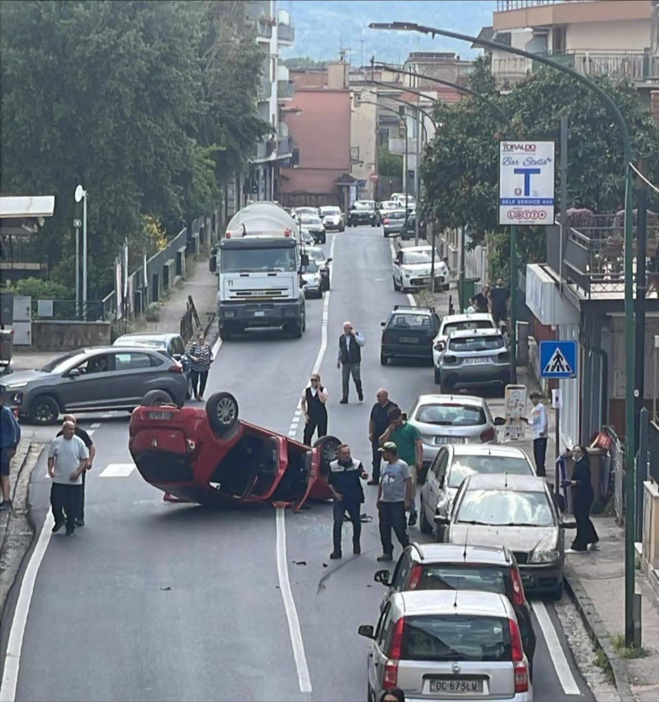 Nola, auto si ribalta nei pressi del Rione Stella: paura nel pomeriggio Nola, auto si ribalta nei pressi del Rione Stella: paura nel pomeriggio