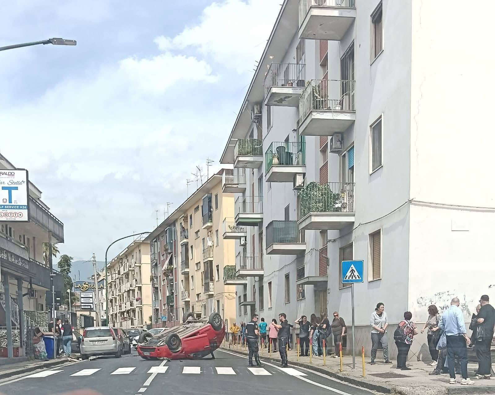 Nola, auto si ribalta nei pressi del Rione Stella: paura nel pomeriggio Nola, auto si ribalta nei pressi del Rione Stella: paura nel pomeriggio