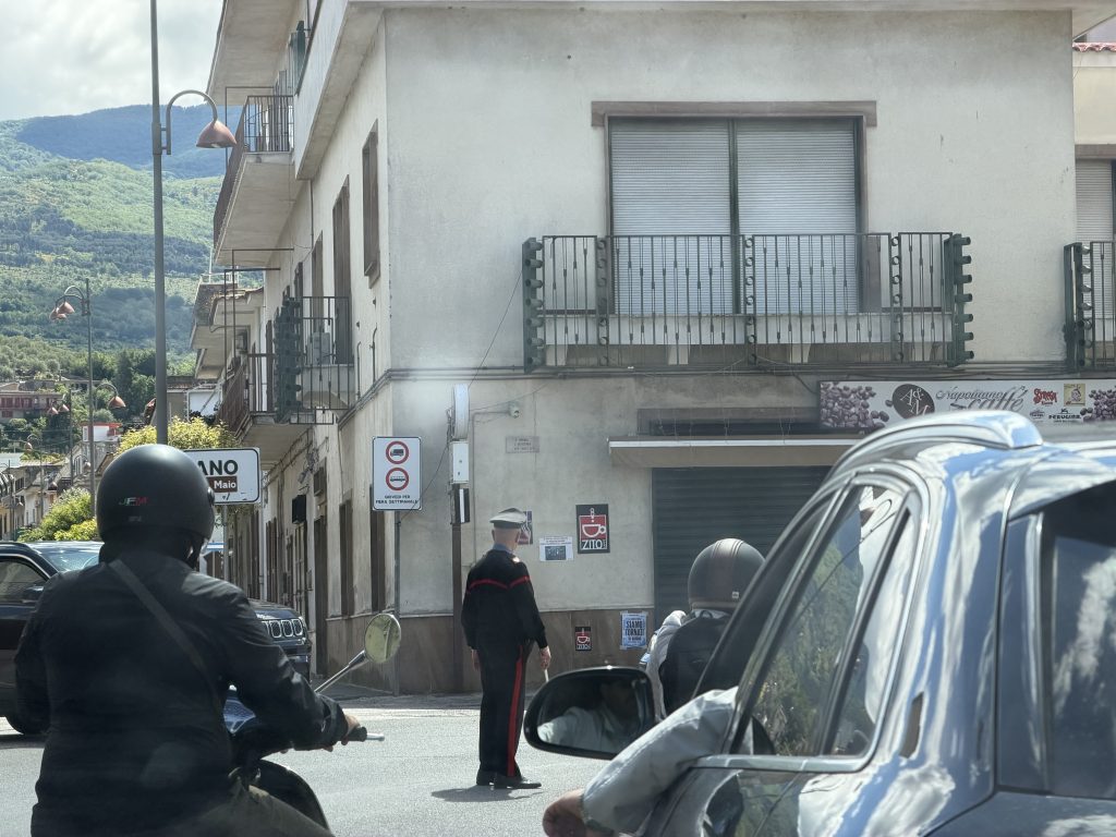 Baiano, auto finisce contro il cancello di un’abitazione: paura sulla Nazionale delle Puglie. Due ragazze ferite