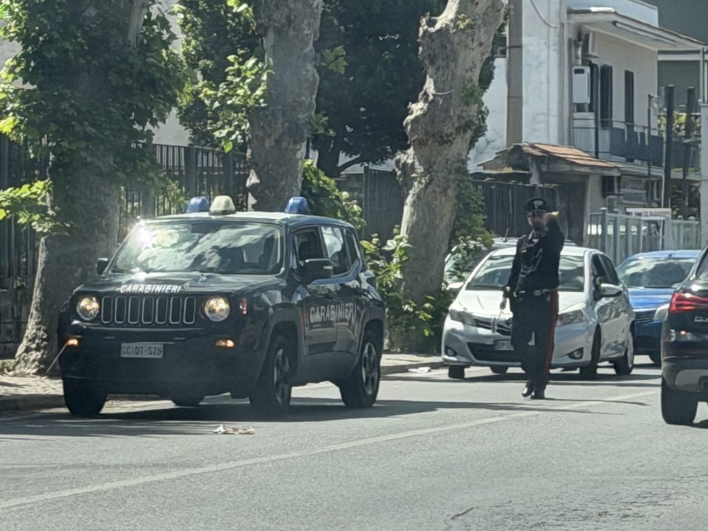 Baiano, auto finisce contro il cancello di un’abitazione: paura sulla Nazionale delle Puglie. Due ragazze ferite