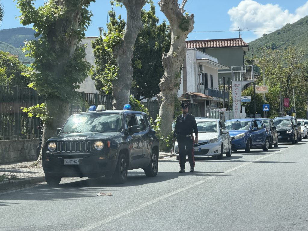 Baiano, auto finisce contro il cancello di un’abitazione: paura sulla Nazionale delle Puglie. Due ragazze ferite