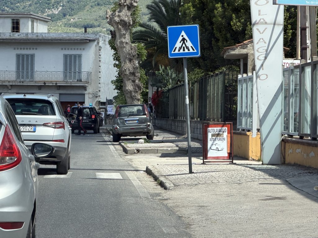 Baiano, auto finisce contro il cancello di un’abitazione: paura sulla Nazionale delle Puglie. Due ragazze ferite