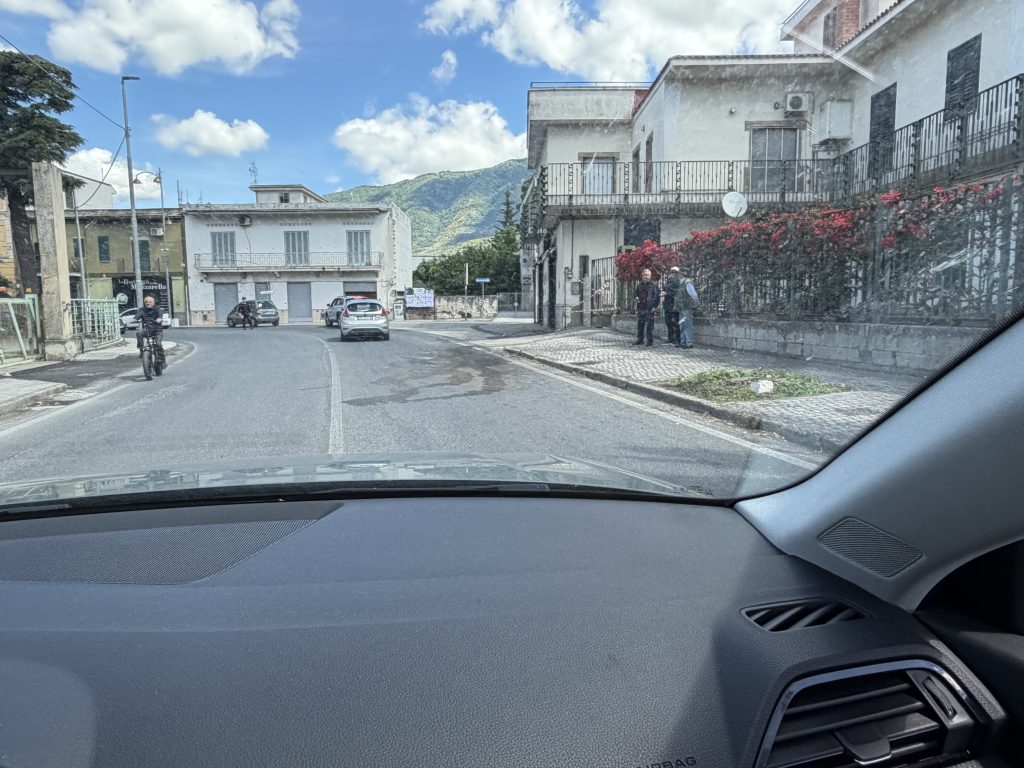 Baiano, auto finisce contro il cancello di un’abitazione: paura sulla Nazionale delle Puglie. Due ragazze ferite
