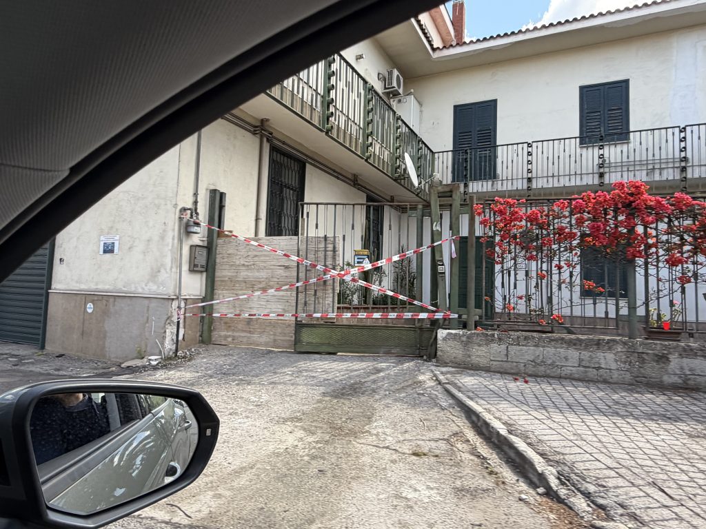 Baiano, auto finisce contro il cancello di un’abitazione: paura sulla Nazionale delle Puglie. Due ragazze ferite