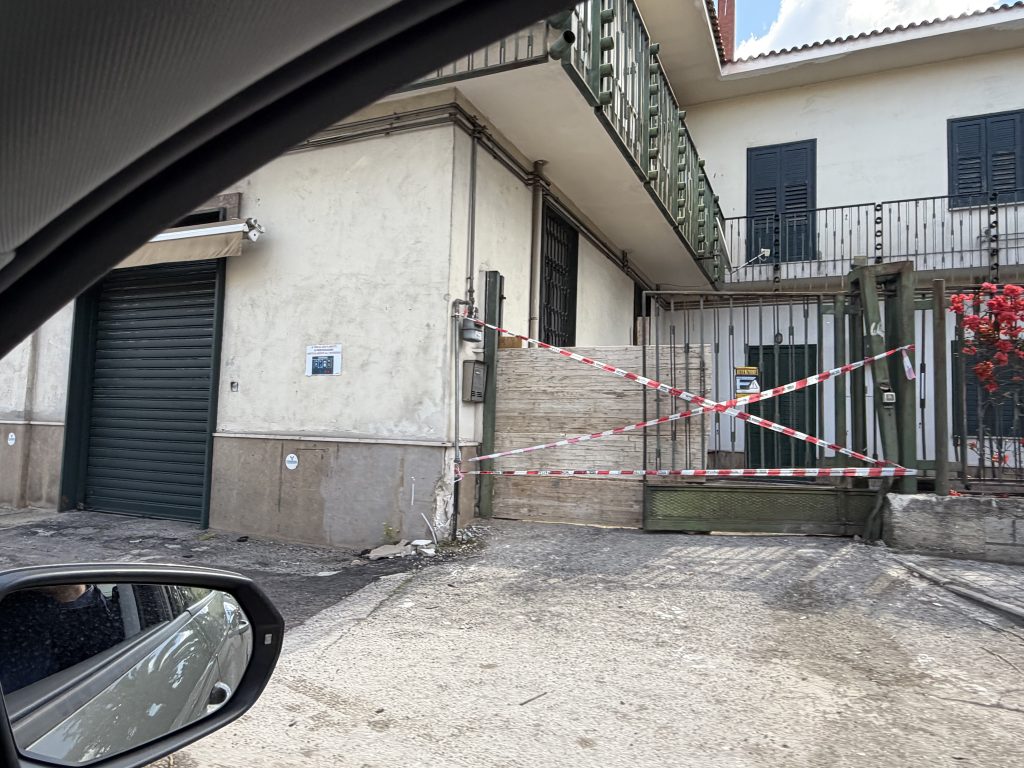 Baiano, auto finisce contro il cancello di un’abitazione: paura sulla Nazionale delle Puglie. Due ragazze ferite