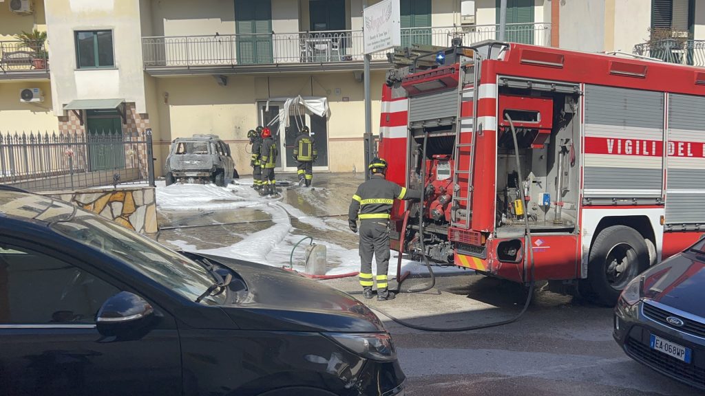 Paura a Baiano: Fiat Panda a metano in fiamme in via Libertà, forte boato scuote la zona