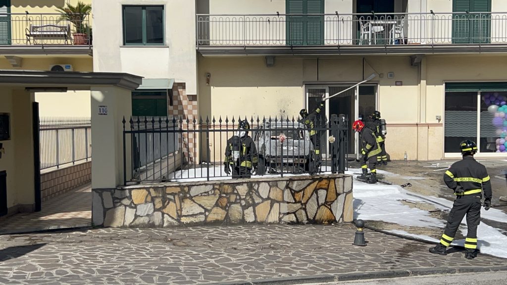 Paura a Baiano: Fiat Panda a metano in fiamme in via Libertà, forte boato scuote la zona
