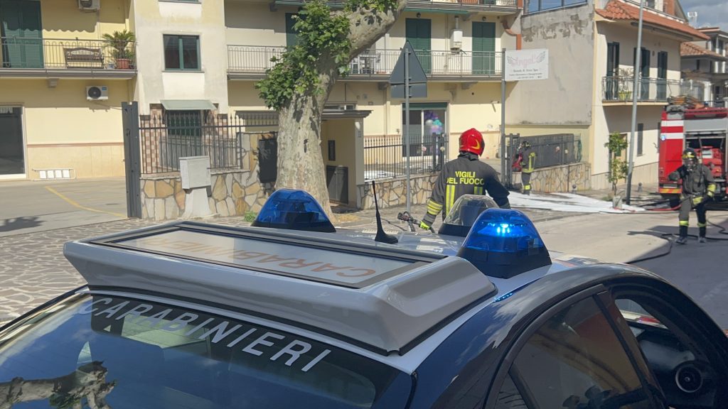 Paura a Baiano: Fiat Panda a metano in fiamme in via Libertà, forte boato scuote la zona