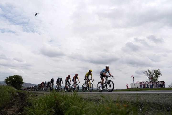 Giro d’Italia, Silva beffa i big nel giorno delle cadute