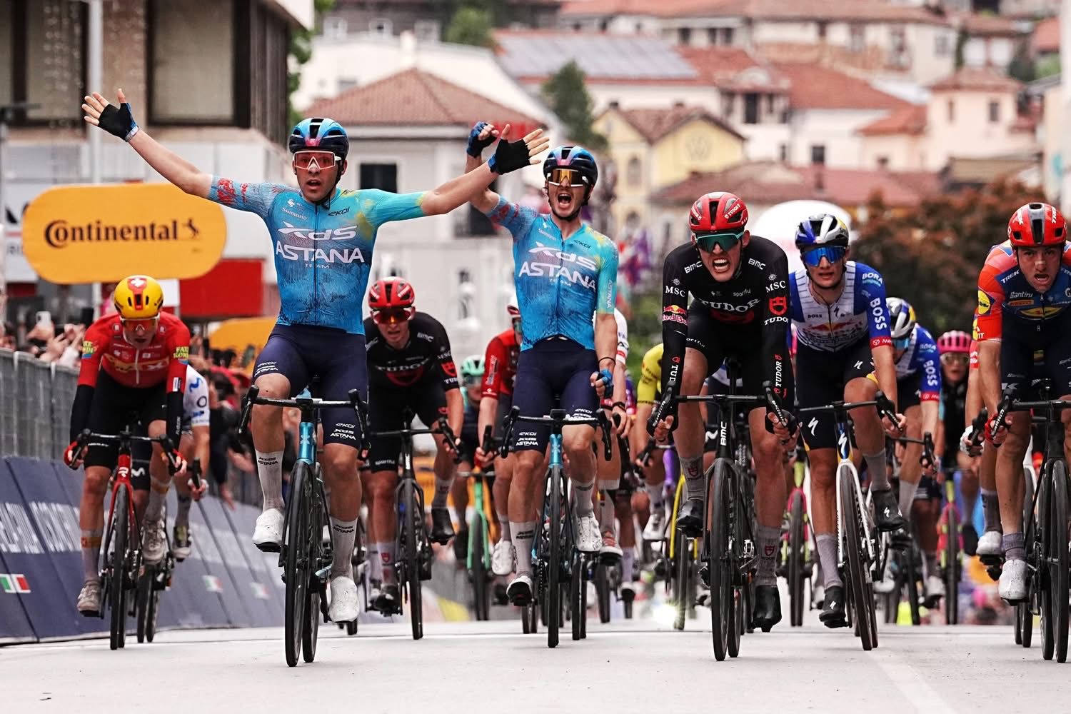 Giro d’Italia, Silva beffa i big nel giorno delle cadute