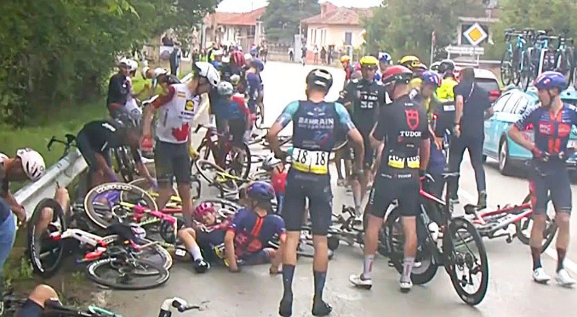 Giro d’Italia, Silva beffa i big nel giorno delle cadute