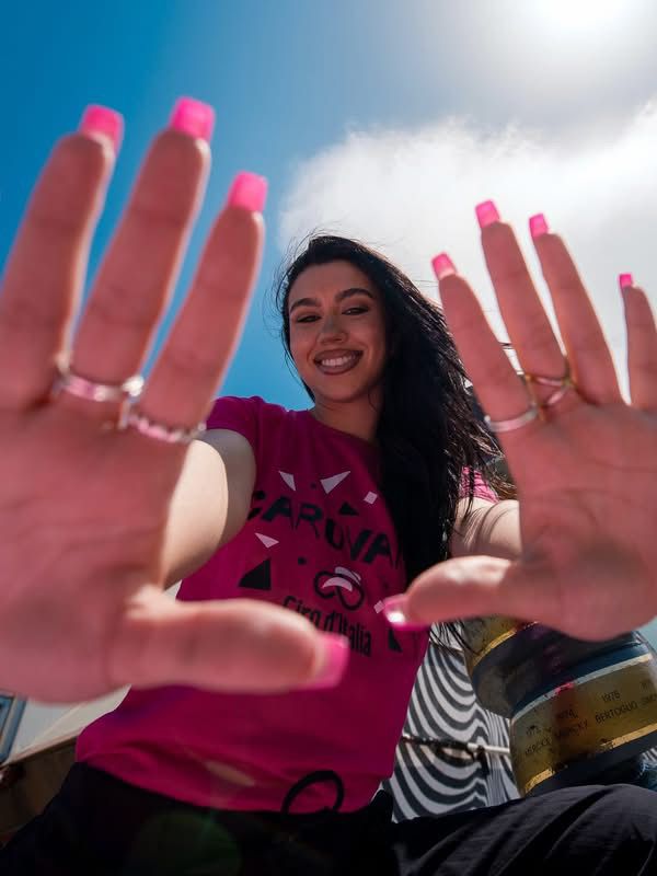 Giro d’Italia, Silva beffa i big nel giorno delle cadute