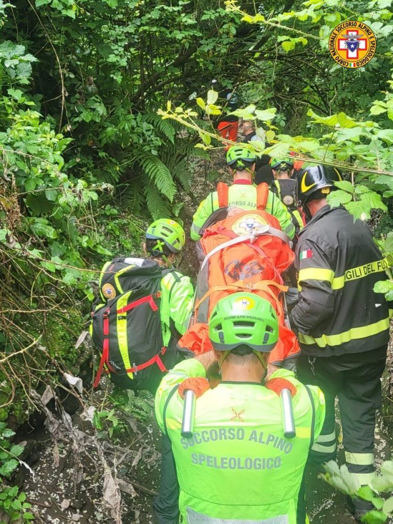 Baronissi, ritrovato il 72enne disperso nel vallone: decisivo l’intervento del Soccorso Alpino e dei Vigili del Fuoco Baronissi, ritrovato il 72enne disperso nel vallone: decisivo l’intervento del Soccorso Alpino e dei Vigili del Fuoco