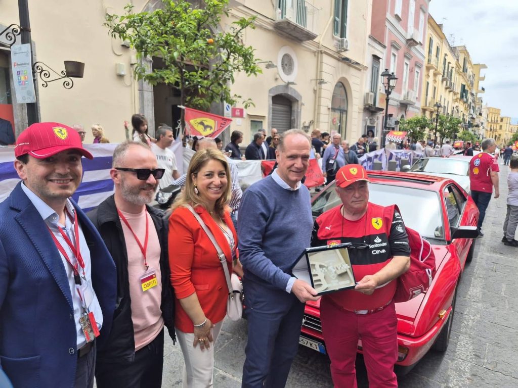 Torre del Greco, successo per il raduno delle Ferrari: festa tra le strade cittadine.(foto)