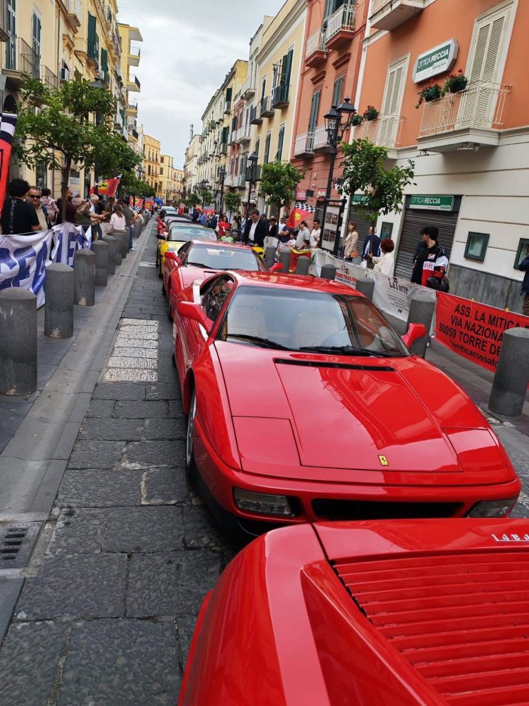 Torre del Greco, successo per il raduno delle Ferrari: festa tra le strade cittadine.(foto)