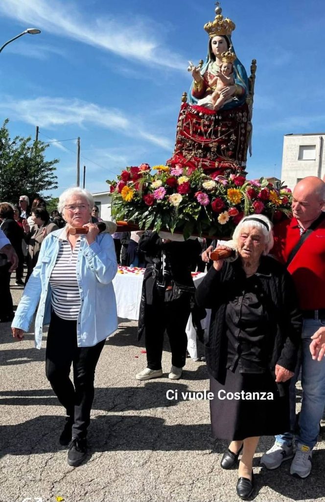 Lacedonia, nonna Carmelinda porta in spalla la Madonna delle Grazie: ha 106 anni