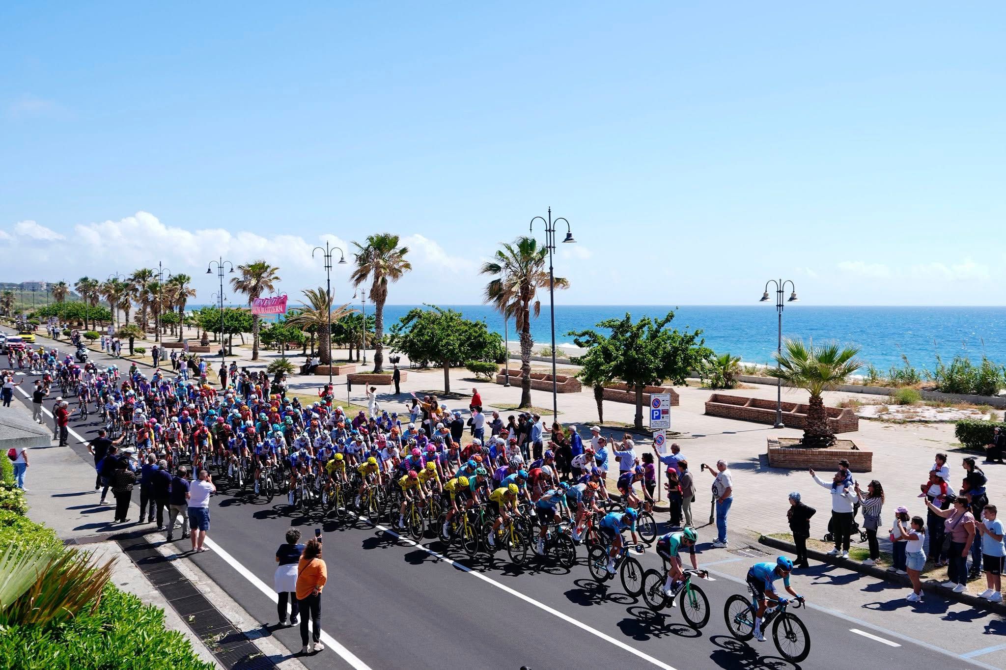 Giro d’Italia, Narvaez vince a Cosenza: Ciccone conquista la maglia rosa Giro d’Italia, Narvaez vince a Cosenza: Ciccone conquista la maglia rosa