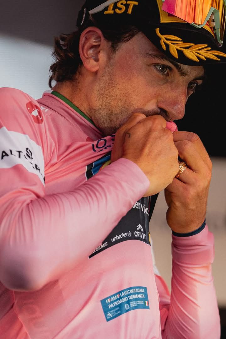 Giro d’Italia, Narvaez vince a Cosenza: Ciccone conquista la maglia rosa Giro d’Italia, Narvaez vince a Cosenza: Ciccone conquista la maglia rosa