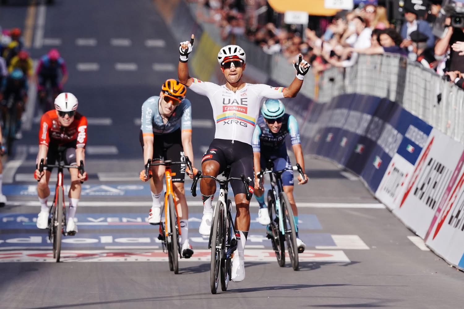 Giro d’Italia, Narvaez vince a Cosenza: Ciccone conquista la maglia rosa Giro d’Italia, Narvaez vince a Cosenza: Ciccone conquista la maglia rosa