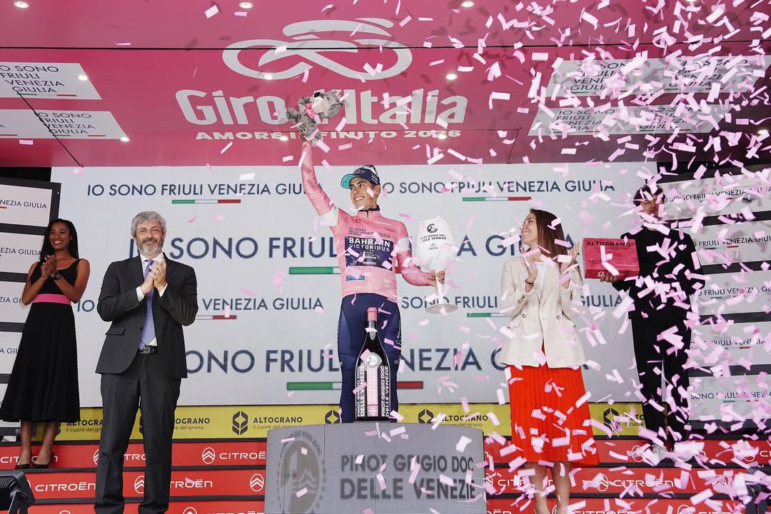 Giro d’Italia, Ballerini vince a Napoli sotto la pioggia: Milan cade e protesta