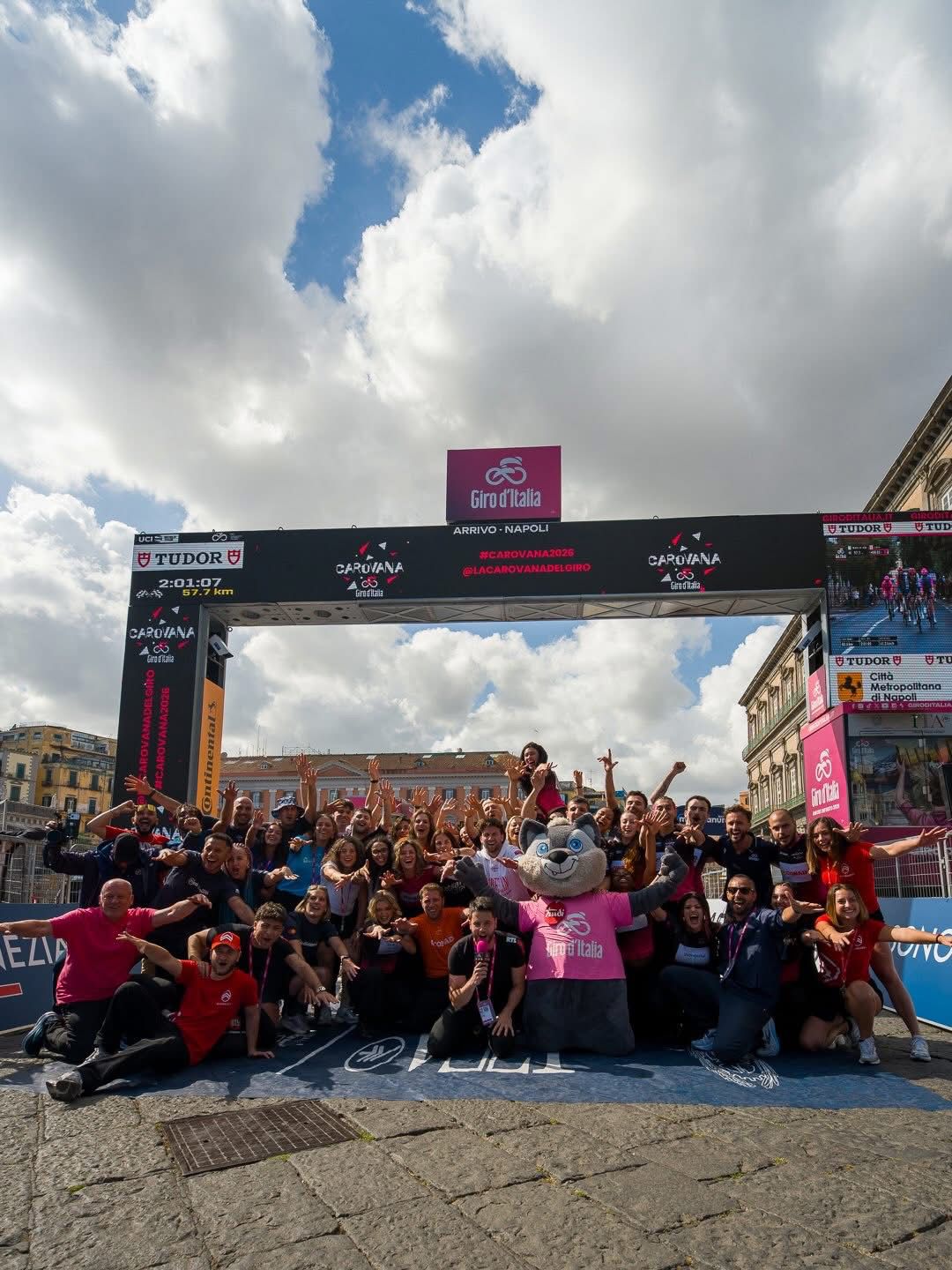 Giro d’Italia, Ballerini vince a Napoli sotto la pioggia: Milan cade e protesta