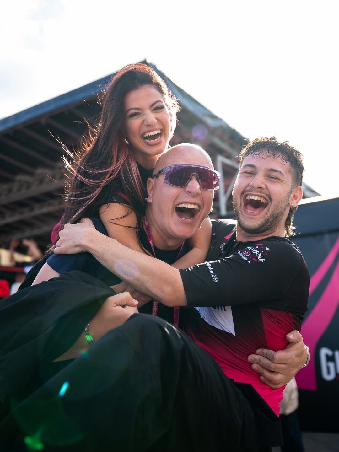 Giro d’Italia, Ballerini vince a Napoli sotto la pioggia: Milan cade e protesta