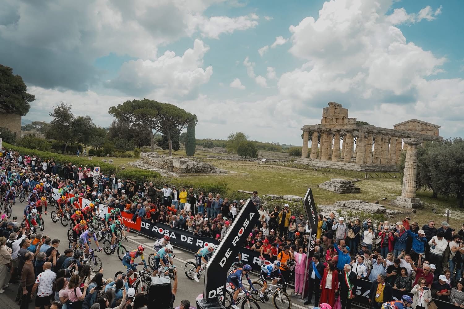 Giro d’Italia, Ballerini vince a Napoli sotto la pioggia: Milan cade e protesta