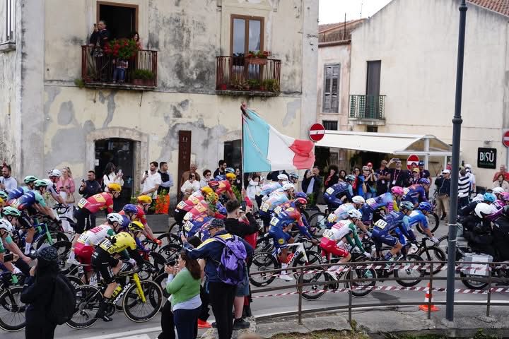 Giro d’Italia, Ballerini vince a Napoli sotto la pioggia: Milan cade e protesta