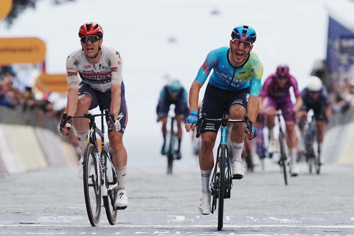 Giro d’Italia, Ballerini vince a Napoli sotto la pioggia: Milan cade e protesta