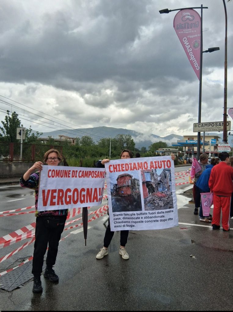 Camposano, protesta durante il passaggio del Giro d’Italia: “Siamo famiglie dimenticate” Camposano, protesta durante il passaggio del Giro d’Italia: “Siamo famiglie dimenticate”