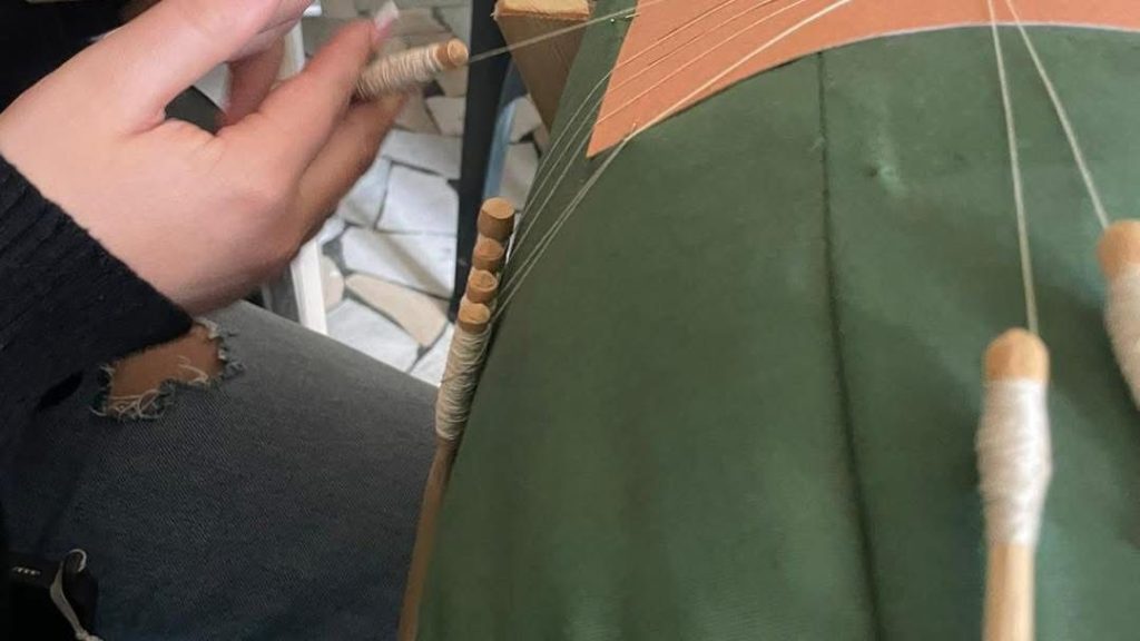 Santa Paolina, gli studenti dell’Amatucci riscoprono l’arte del Tombolo.(foto)
